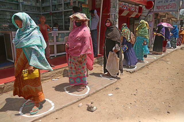 সামাজিক দূরত্ব বজায় রেখে সিলেটে ওএমএস-এর দশ টাকা কেজি দরে চাল কিনছেন সাধারণ মানুষ। কাজলশাহ, সিলেট, ১২ এপ্রিল। ছবি: আনিস মাহমুদ