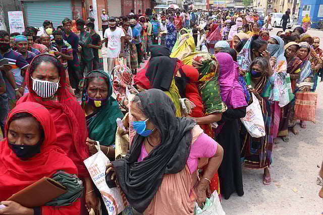 দশ টাকা কেজি দরে চাল কিনতে লাইনে দাঁড়িয়েছেন নিম্ন আয়ের মানুষেরা। মানা হচ্ছে না সামাজিক দূরত্ব। খুলনা রেলস্টেশন, ১২ এপ্রিল। ছবি: সাদ্দাম হোসেন