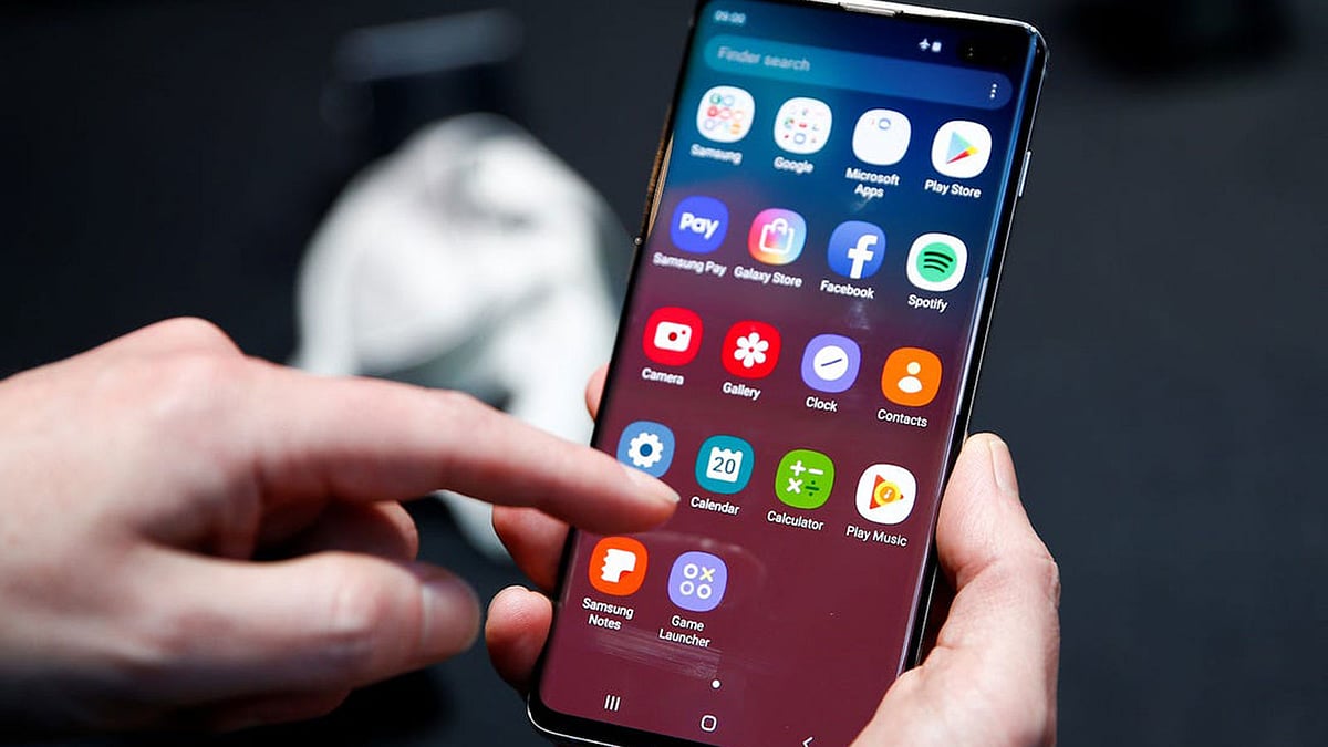 করোনাভাইরাস অ্যাপের নামে তথ্য চুরি করছে সাইবার দুর্বৃত্তরা। ছবি: রয়টার্স