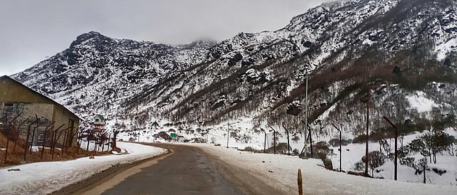 মেঘ-পাহাড়-বরফের মিতালির ছবি মনে মনে এঁকে তুলে নিলাম ক্যামেরায়। বহুকাল অক্ষয় থাকুক এই ছবি, মনের অন্দরে, অলিন্দে। ছবি: কাওসার আবেদিন সেতু