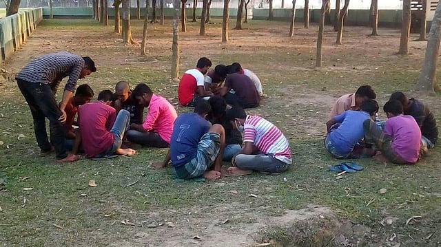 গাইবান্ধার সাদুল্যাপুর উপজেলার গ্রামাঞ্চলে সরকারি নির্দেশ পালনের কোনো বালাই নেই। এখানে আগের মতোই আড্ডা দেওয়া, তাস ও লুডু খেলা চলছে। ছবিটি আজ রোববার উপজেলার নিচপাড়া গ্রাম থেকে তোলা। ছবি: প্রথম আলো