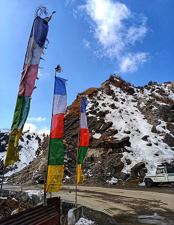 রঙের অপূর্ব খেলায় উজ্জ্বল পাহাড়ি উপত্যকা। সাদা বরফে কাঁচা সোনা রং। ছবি: কাওসার আবেদিন সেতু