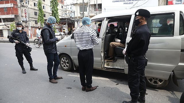 করোনাভাইরাস প্রতিরোধ ঘরে থাকার বিকল্প নেই। মানুষ অযথা ঘর থেকে বের হচ্ছেন কিনা তা তদারক করছেন র‌্যাব সদস্যরা। চৌধুরীপাড়া, ঢাকা, ১২ এপ্রিল। ছবি: আবদুস সালাম
