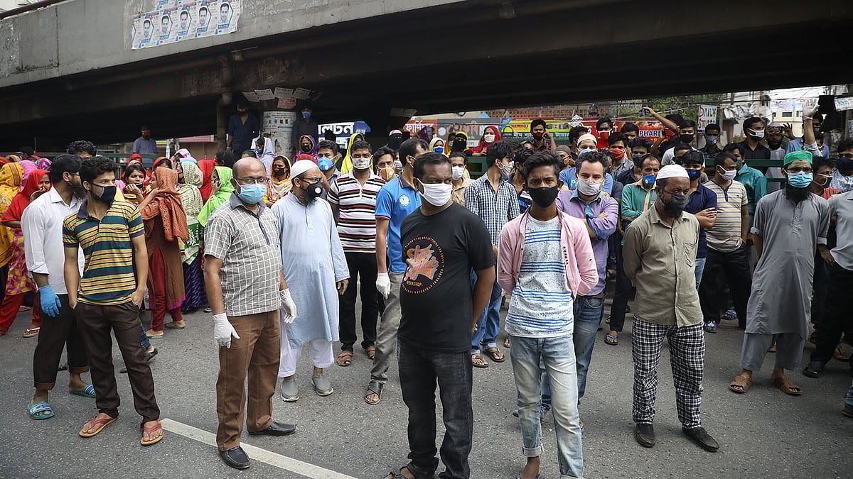 চার মাসের বকেয়া বেতনের দাবিতে রাজধানীর মালিবাগে সড়কে অবস্থান নিয়েছেন পোশাক শ্রমিকেরা। তারা সবাই ড্রাগন সোয়েটার বাংলাদেশ লিমিটেডের শ্রমিক। মালিবাগ, ঢাকা, ১২ এপ্রিল। ছবি: আবদুস সালাম