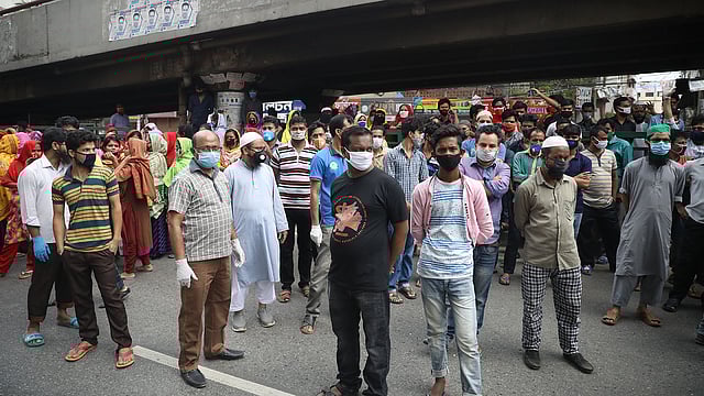 চার মাসের বকেয়া বেতনের দাবিতে রাজধানীর মালিবাগে সড়কে অবস্থান নিয়েছেন পোশাক শ্রমিকেরা। তারা সবাই ড্রাগন সোয়েটার বাংলাদেশ লিমিটেডের শ্রমিক। মালিবাগ, ঢাকা, ১২ এপ্রিল। ছবি: আবদুস সালাম