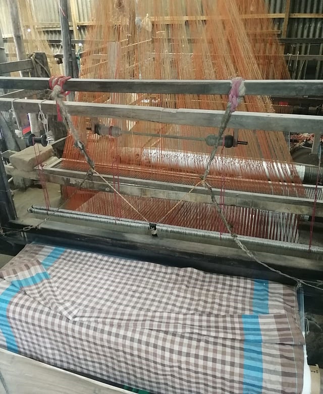 এবারের অবরুদ্ধ বৈশাখ উদ্‌যাপনে পোশাক কেনার অবকাশ থাকছে না। ছবি: নীলকমল বসাক