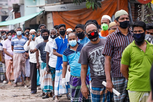 সামাজিক দূরত্ব বজায় না রেখে টিসিবির পণ্য কিনতে লাইনে পাশাপাশি দাঁড়িয়েছেন তাঁরা। সারা দেশে গত ২৪ ঘণ্টায় সর্বোচ্চ ১৩৯ জন ব্যক্তি করোনাভাইরাসে সংক্রমিত রোগী বলে শনাক্ত করা হয়েছে। তারপরও সচেতনতা নেই অনেকের মধ্যে। সোয়ারীঘাট, ঢাকা, ১২ এপ্রিল। ছবি: দীপু মালাকার