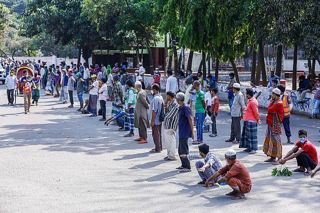 ঢাকা বিশ্ববিদ্যালয় কেন্দ্রীয় ছাত্র সংসদের (ডাকসু) পক্ষ থেকে বিশ্ববিদ্যালয় এলাকায় নিম্ন আয়ের মানুষদের মধ্যে খাবার বিতরণ করা হয়। রাজু ভাস্কর্য চত্বর, ঢাকা, ১২ এপ্রিল। ছবি: দীপু মালাকার