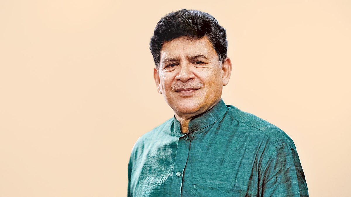 হোসেন জিল্লুর রহমান।