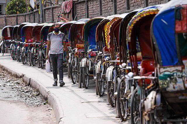 করোনা পরিস্থিতির কারণে রাজধানীর অনেক রিকশাচালকই কর্মহীন হয়ে পড়েছে। বাবুবাজার এলাকায় ফুটপাতে পার্ক করে রাখা রিকশার সারি। ঢাকা, ১২ এপ্রিল। ছবি: দীপু মালাকার