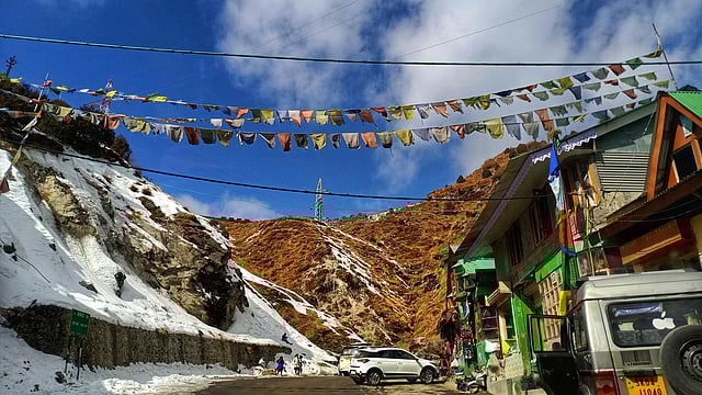 নেপাল, ভুটান ও চীনের সীমান্তঘেঁষা সিকিমের রাজধানী গ্যাংটক থেকে ১৪৮ কিলোমিটার পাহাড়ি বন্ধুর পথ বেয়ে লাচুং হয়ে পৌঁছাতে হয় ইয়ামথাংয়ে। ছবি: কাওসার আবেদিন সেতু