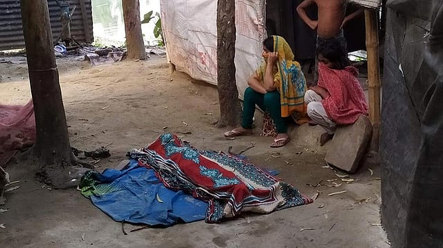 ১০ বছর বয়সী মেয়েটা ক্ষুধার অভিমানে গলায় ফাঁস নিয়েছে। তার শায়িত দেহের পাশে মা ও ছোটো বোন।