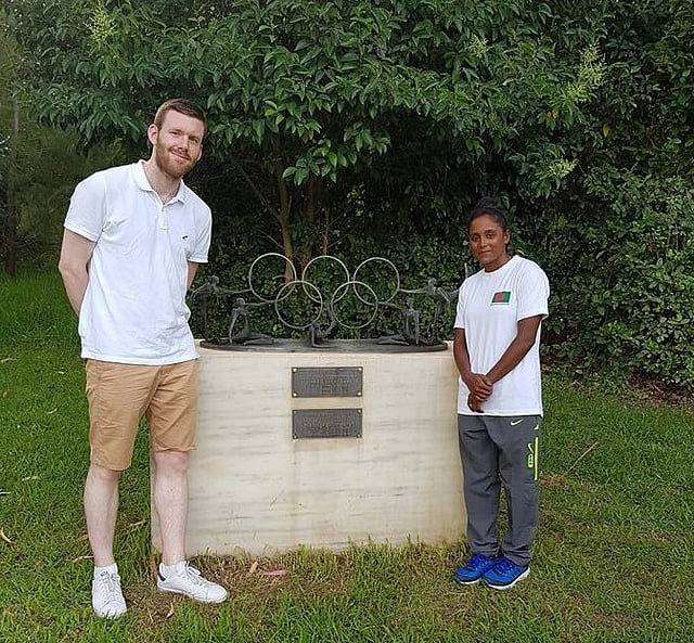 অলিম্পিকের তীর্থভূমি গ্রিসে ভিনদেশি বন্ধুর সঙ্গে মাহফুজা খাতুন। ছবি: প্রথম আলো