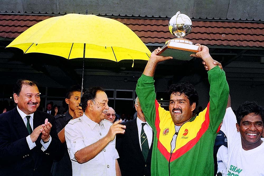 মালয়েশিয়ার রাজার হাত থেকে আইসিসি ট্রফি নিচ্ছেন অধিনায়ক আকরাম খান। সঙ্গে আমিনুল ইসলাম। ছবি: শামসুল হক