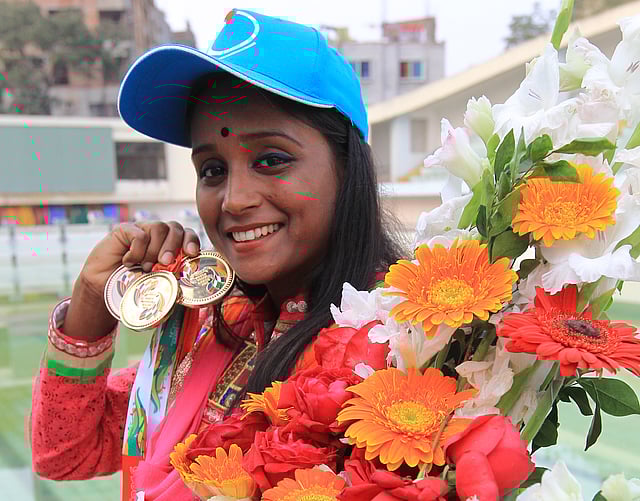 এসএ গেমসের পদক গলায় উচ্ছ্বসিত মাহফুজা খাতুন। ছবি: প্রথম আলো