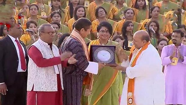 সহস্র কণ্ঠে বর্ষবরণ অনুষ্ঠানে ভুটানের প্রধানমন্ত্রী লোটে শেরিংকে সম্মাননা তুলে দিচ্ছেন রেজওয়ানা চৌধুরী বন্যা ও ফরিদুর রেজা সাগর। ছবি-সংগৃহীত