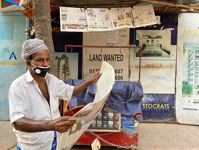 নিজের পরিবার, সন্তানদের কথা তাতে লেখা থাকবে না সেটা জেনেও পাতা ওলটাচ্ছিলেন লুৎফর রহমান। ছবি: লেখক