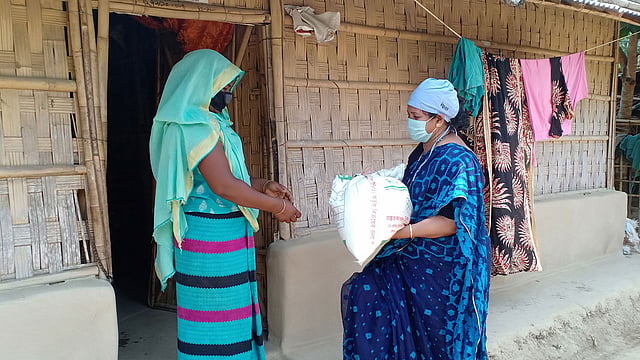 খাগড়াছড়ির পানছড়ির সাঁওতালপাড়ায় ত্রাণ তুলে দিচ্ছেন শাহনাজ সুলতানা। ছবি: জয়ন্তী দেওয়ান
