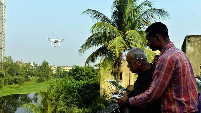ড্রোন দিয়ে লকডাউন পর্যবেক্ষণ করছেন পুলিশের দুই সদস্য। ছবি: ভাস্কর মুখার্জি