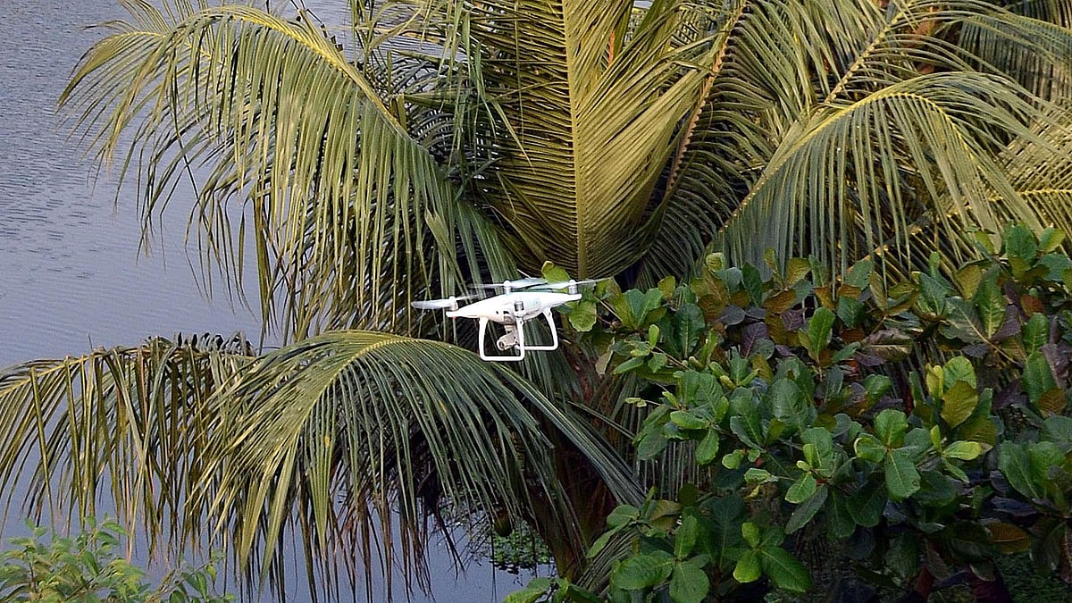 পশ্চিমবঙ্গে ড্রোন দিয়ে ঘোষিত লকডাউন-নজরদারি শুরু হয়েছে। ছবি: ভাস্কর মুখার্জি