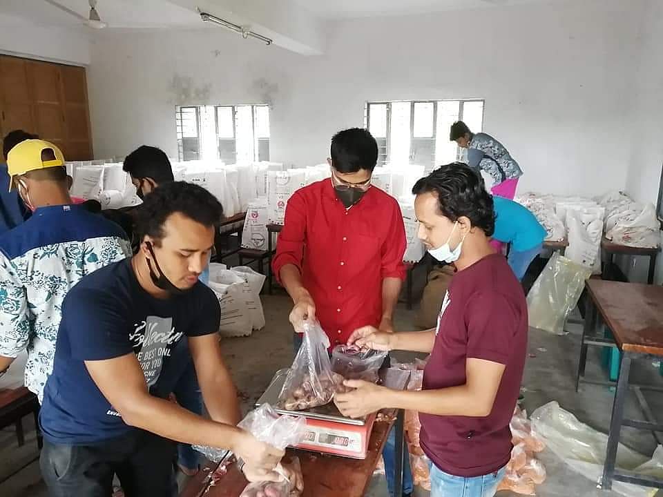 খাদ্যসামগ্রী প্যাকেটজাত করা হচ্ছে। ছবি: লেখক