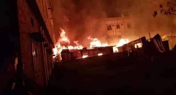 গতকাল মঙ্গলবার রাতে সিদ্ধিরগঞ্জে আগুনে পুড়ে গেছে আসবাবপত্রের দোকান সহ বিভিন্ন দোকান। ছবি: প্রথম আলো