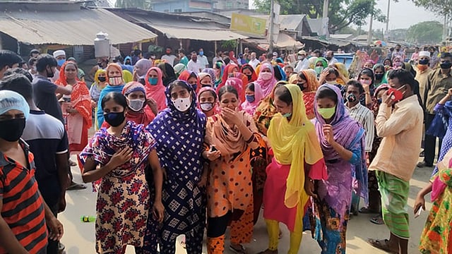 বকেয়া বেতনের দাবিতে সড়ক অবরোধ করে শ্রমিকদের বিক্ষোভ। আজ বুধবার সকালে ঢাকার সাভারের ভাগলপুরে। ছবি: প্রথম আলো