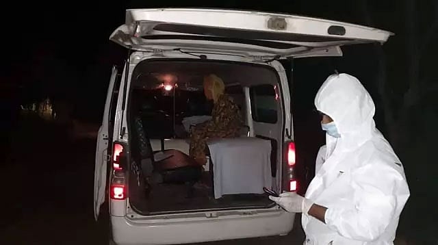 টাঙ্গাইলের সখীপুরে বনে ফেলে যাওয়া বৃদ্ধাকে সোমবার রাতে উদ্ধারের পর অ্যাম্বুলেন্সে করে ঢাকায় পাঠানো হয়। ছবি: সংগৃহীত