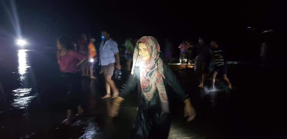 মালয়েশিয়া ঢুকতে ব্যর্থ হয়ে টেকনাফে ফিরে আসা রোহিঙ্গারা। গতকাল বুধবার রাতে টেকনাফের বাহারছড়া উপকূলে। ছবি: প্রথম আলো