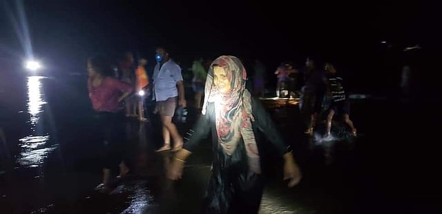 মালয়েশিয়া ঢুকতে ব্যর্থ হয়ে টেকনাফে ফিরে আসা রোহিঙ্গারা। গতকাল বুধবার রাতে টেকনাফের বাহারছড়া উপকূলে। ছবি: প্রথম আলো