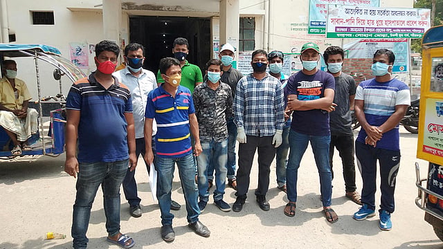 শরীয়তপুরের বিভিন্ন হাসপাতালে ১০ মাস ধরে বেতন না পেয়েই কাজ করছেন আউটসোর্সিংয়ে কর্মরত ৫৬ যুবক। ছবিটি শরীয়তপুর সদর হাসপাতাল থেকে তোলা। ছবি: প্রথম আলো