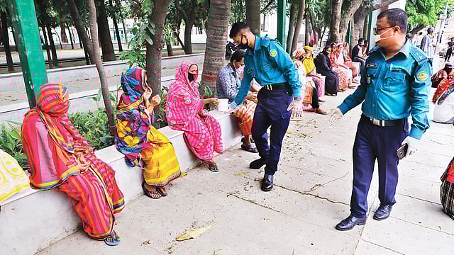 কোতোয়ালি থানা–পুলিশের উদ্যোগে নিম্ন আয়ের মানুষের মধ্যে খাবার বিতরণ করছেন পুলিশ সদস্যরা। গতকাল দুপুরে পুরান ঢাকার ভিক্টোরিয়া পার্ক এলাকায়।  ছবি: দীপু মালাকার