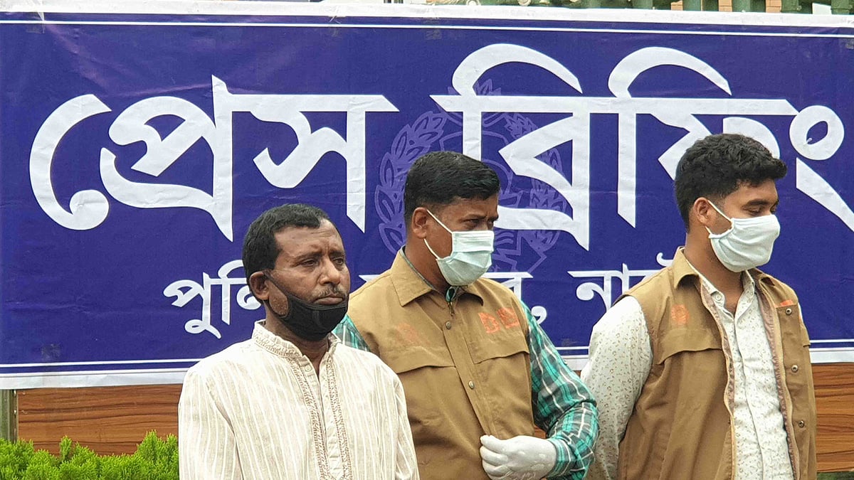 ত্রাণ চাওয়ায় দিনমজুরকে লাঠিপেটার ঘটনায় করা মামলার প্রধান আসামি এবি ইউনিয়ন পরিষদের চেয়ারম্যান আবদুস সাত্তারকে গ্রেপ্তার করেছে পুলিশ। জেলা পুলিশ সুপারের কার্যালয়, নাটোর, ১৭ এপ্রিল। ছবি: মুক্তার হোসেন