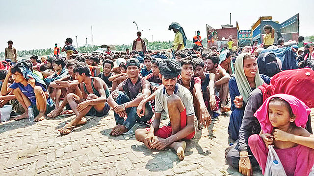 সাগরপথে মালয়েশিয়া যেতে ব্যর্থ হয়ে পুনরায় টেকনাফে ফেরত আসা ট্রলারসহ ৩৯৬ জন রোহিঙ্গাকে উদ্ধার করেছে কোস্টগার্ড। প্রায় দুই মাস ধরে সাগরে ভাসমান থাকায় অনেকেই অসুস্থ হয়ে পড়েছেন। গতকাল দুপুরে টেকনাফ জেটিতে।  ছবি: গিয়াস উদ্দিন