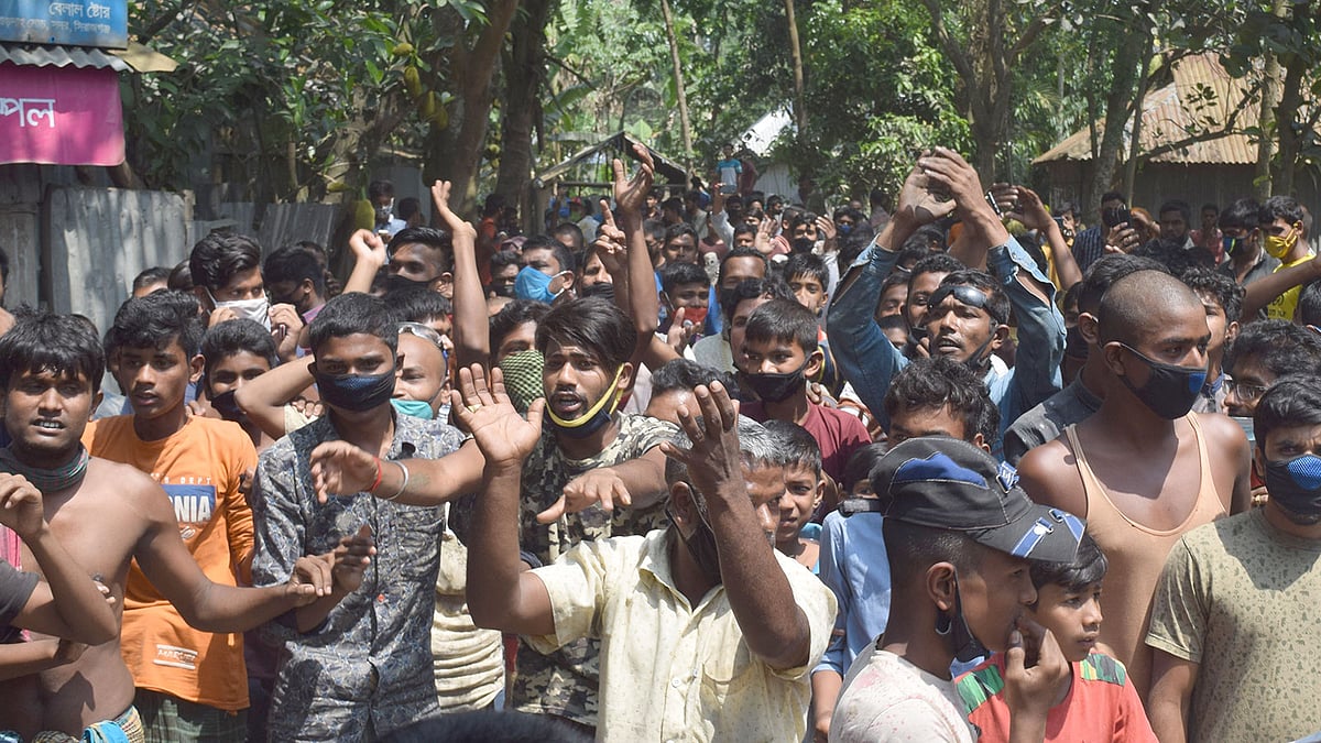 সিরাজগঞ্জ সদর উপজেলায় হতদরিদ্রদের জন্য বরাদ্দ দেওয়া ১৫ বস্তা চালসহ এক ইউপি সদস্যকে আটক করার পর এলাকাবাসীর বিক্ষোভ। গতকাল গাড়াদহ গ্রামে। ছবি: প্রথম আলো