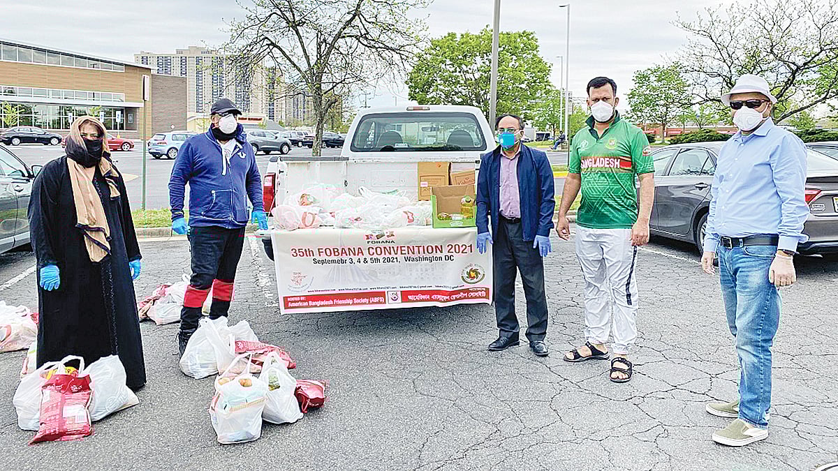 কমিউনিটির মানুষ ও তাদের পরিবারের মধ্যে খাদ্য সামগ্রী বিতরণ করছেন ৩৫তম ফোবানা সম্মেলনের নেতারা। ছবি: সংগৃহীত