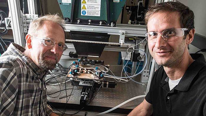 যুক্তরাষ্ট্রের ন্যাশনাল রিনিউয়েবল এনার্জি ল্যাবরেটরির (এনআরইএল) বিজ্ঞানীরা অধিক কর্মক্ষমতার একটি সোলার সেল তৈরি করেছেন। ছবি: এনআরইএল