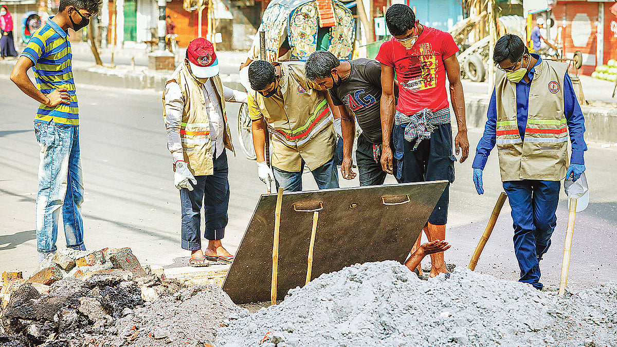 সড়কে গ্যাস–সংযোগ সংস্কারের কাজ করছেন তিতাসের কর্মীরা। গত শনিবার রাজধানীর রামপুরা বাজার এলাকায়। ছবি: প্রথম আলো