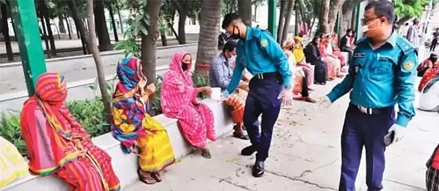 কোতোয়ালি থানা–পুলিশের উদ্যোগে নিম্ন আয়ের মানুষের মধ্যে খাবার বিতরণ করছেন পুলিশ সদস্যরা। ছবিটি পুরান ঢাকার ভিক্টোরিয়া পার্ক এলাকার । প্রথম আলো ফাইল ছবি