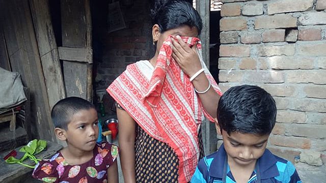 নিমকি বিক্রি বন্ধ। দুই সন্তানকে নিয়ে নিজের দুর্দশার কথা বলতে গিয়ে কাঁদছেন তমা রানি পাল। ছবি: প্রথম আলো