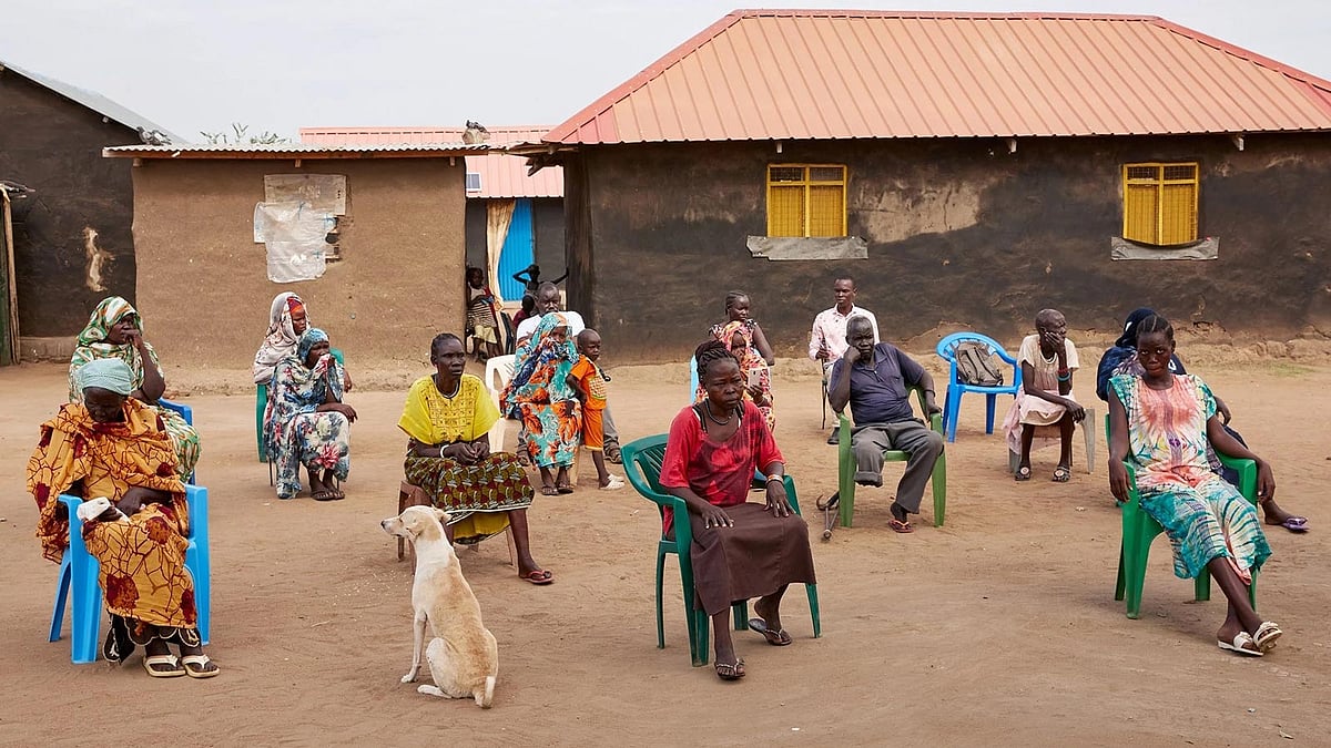 দক্ষিণ সুদানে সামাজিক দূরত্ব নিশ্চিত করে জনসাধারণকে দেওয়া হচ্ছে জনস্বাস্থ্য সচেতনতা কার্যক্রম। ছবি: এএফপি