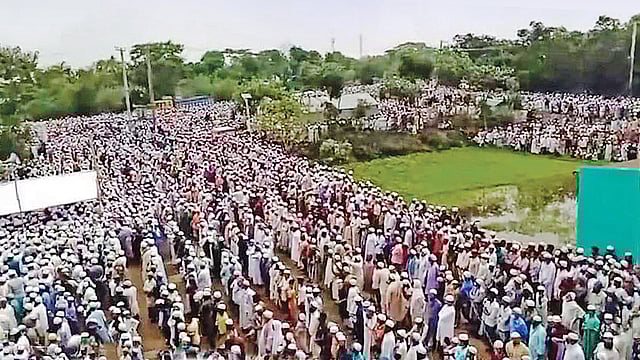 করোনাভাইরাসের সংক্রমণ ঠেকাতে সারা দেশে এখন জনসমাগম নিষিদ্ধ। নামাজও মসজিদে না গিয়ে ঘরে আদায় করার পরামর্শ দিয়েছে ইসলামিক ফাউন্ডেশন। এ নিয়ম মানা হচ্ছে সৌদি আরবসহ বিভিন্ন মুসলিম দেশে, এমনকি বাংলাদেশেও। অথচ খেলাফত মজলিসের নায়েবে আমির মাওলানা যোবায়ের আহমদ আনসারীর জানাজায় সামাজিক দূরত্বের নির্দেশনা মানা হয়নি। লকডাউন সত্ত্বেও হাজারো মানুষ জানাজায় অংশ নেন। গতকাল ব্রাহ্মণবাড়িয়ার সরাইলে জামিয়া রহমানিয়া বেড়তলা মাদ্রাসামাঠে। ছবি: প্রথম আলো