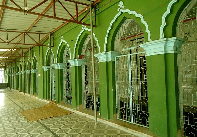 বর্গাকার মসজিদটির দৈর্ঘ্য-প্রস্থ ৪০ ফুট করে। চারপাশের দেয়াল ছয় ফুট আট ইঞ্চি চওড়া। ছবি: লেখক