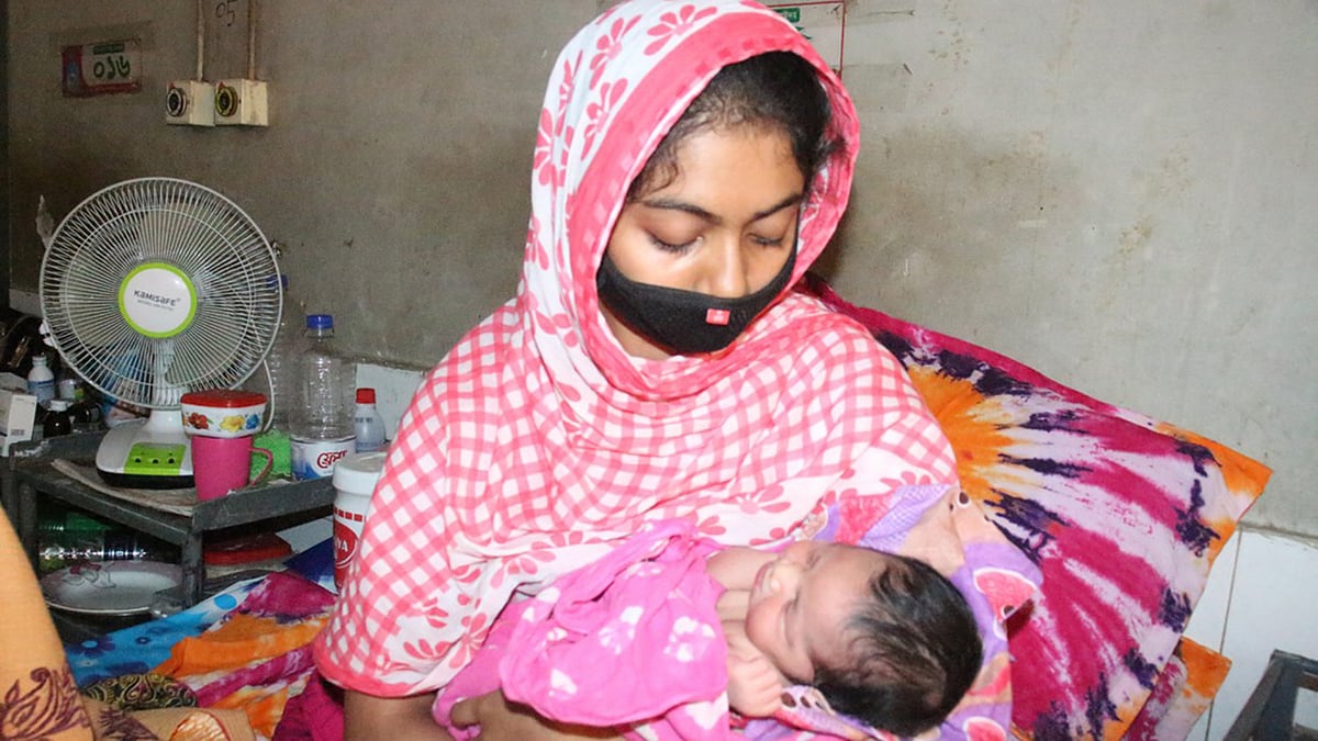 ঝিনাইদহে এক নবজাতকের নাম রাখা হয়েছে করোনা। গত শুক্রবার সদর হাসপাতালে নবজাতকের জন্ম। ছবি: প্রথম আলো