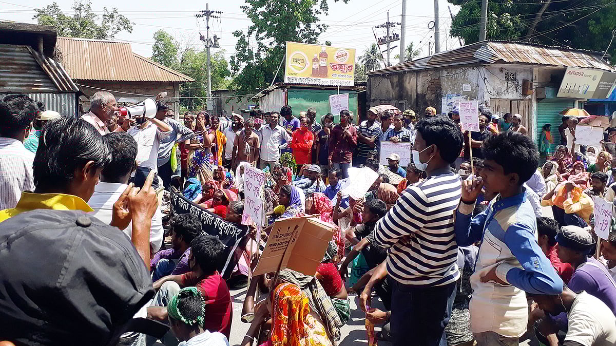 মজুরির দাবিতে মৌলভীবাজারের কুলাউড়ার কালিটি চা-বাগানের শ্রমিকদের সড়ক অবরোধ। আজ রোববার উপজেলা সদরের নবীন চন্দ্র উচ্চবিদ্যালয় চৌমোহনা এলাকায়। ছবি: প্রথম আলো