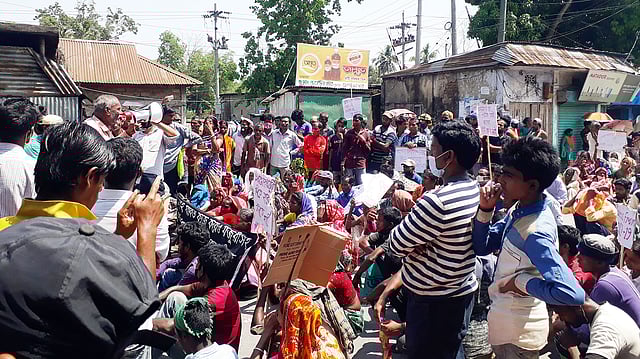 মজুরির দাবিতে মৌলভীবাজারের কুলাউড়ার কালিটি চা-বাগানের শ্রমিকদের সড়ক অবরোধ। আজ রোববার উপজেলা সদরের নবীন চন্দ্র উচ্চবিদ্যালয় চৌমোহনা এলাকায়। ছবি: প্রথম আলো