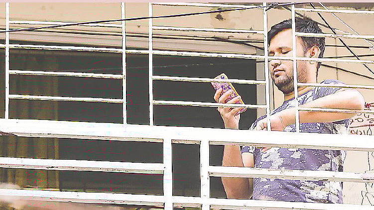 করোনাকালে কাটছে ঘরবন্দী সময়। বন্ধু–স্বজনদের সঙ্গে যোগাযোগ হয় মুঠোফোনে। ছবি: স্বপ্ন নিয়ে