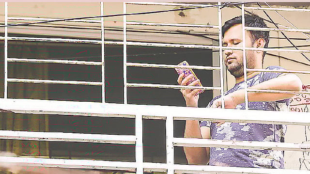 করোনাকালে কাটছে ঘরবন্দী সময়। বন্ধু–স্বজনদের সঙ্গে যোগাযোগ হয় মুঠোফোনে। ছবি: স্বপ্ন নিয়ে