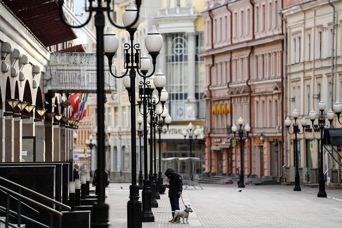 রাশিয়াতে লকডাউন চলছে, তবু মারাত সাফিনের মনে করোনা নিয়ে সন্দেহ রয়ে গেছে। ছবি: এএফপি