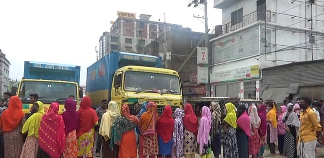 গাজীপুরের ছয়দানা এলাকায় অমিতি সোয়েটার্স লিমিটেড কারখানার শ্রমিকেরা আজ মঙ্গলবার বেতনের দাবিতে বিক্ষোভ করেন। ছবি: মাসুদ রানা